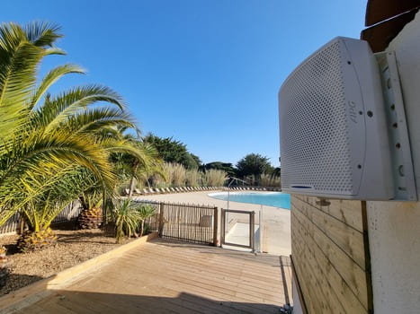 Arbane Groupe effectue l'installation de matériel pour la sonorisation exterieur de piscine