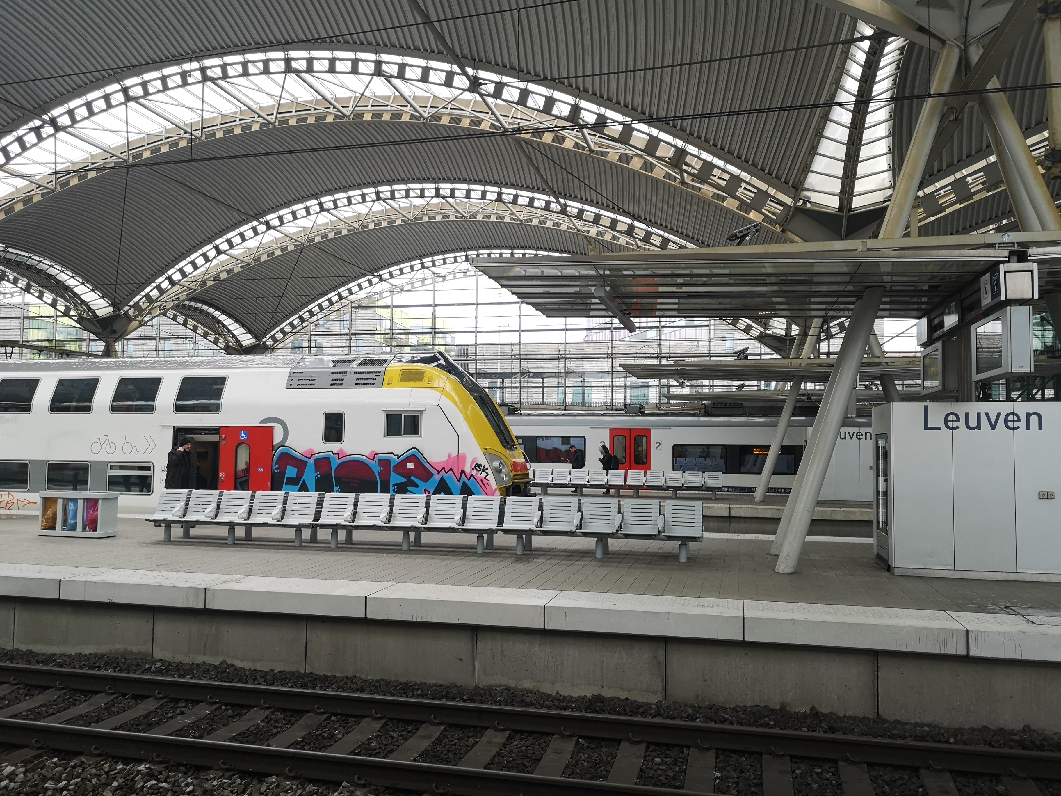 Sonorisation de la gare de Louvin par Arbane Groupe avec des enceintes colonnes Active Audio.