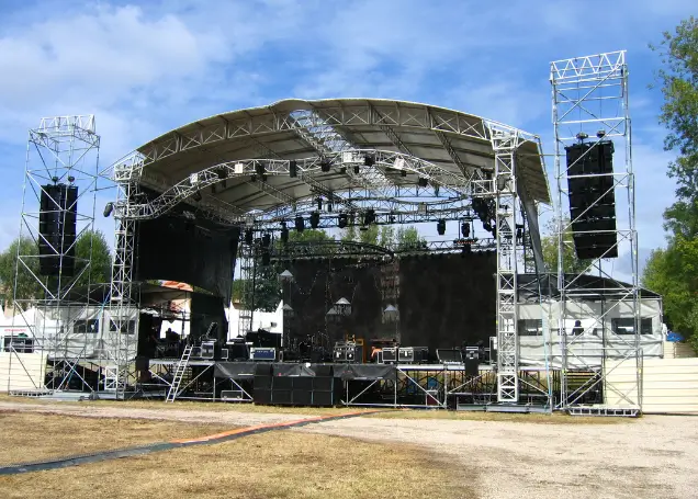 APG Audio dans les années 2000, line array modulaire APG UNILINE